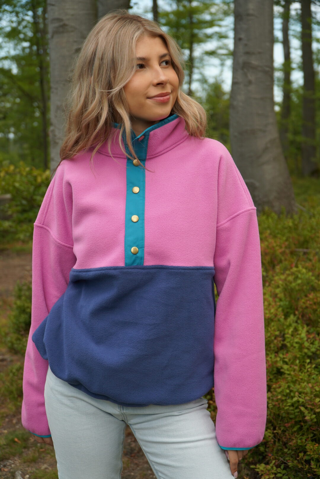 Kobieta w polarze Bubblegum marki Merinoska