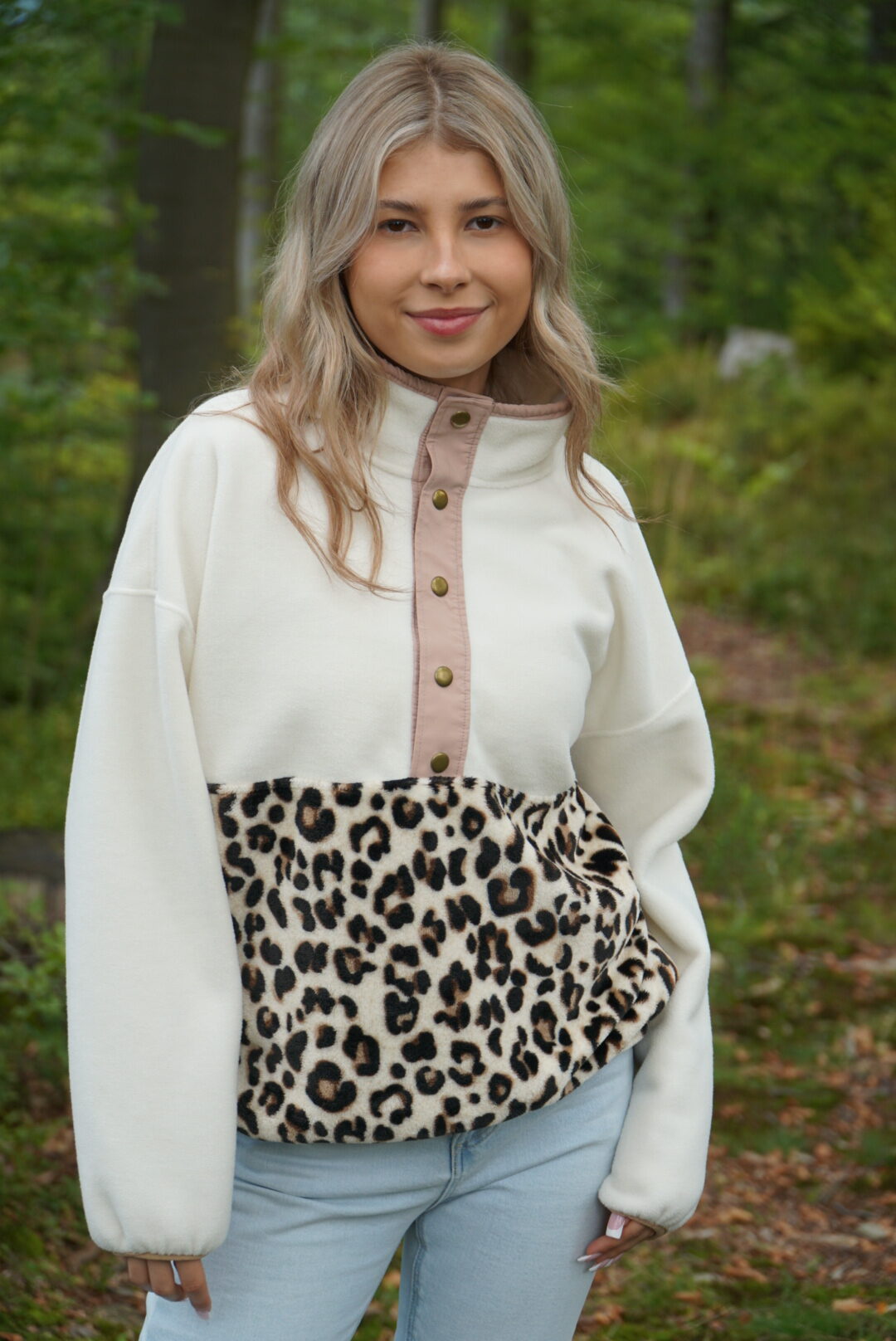 Kobieta w polarze Leopard marki Merinoska